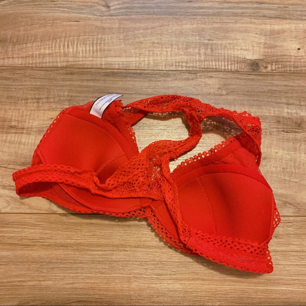 Red Bra - Picture 2 of 4